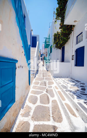 Mykonos, Griechenland. Weiß getünchtes gepunktete Gasse in der Altstadt, den griechischen Inseln. Stockfoto