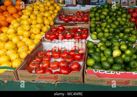 Eine Anzeige von Obst an einem gemüsehändler in NEW YORK. Stockfoto