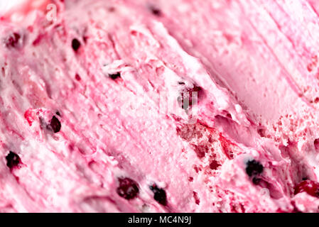 Erdbeereis Textur. Sommer essen Konzept, Kopieren, Ansicht von oben. Süße Joghurt dessert Beeren oder Eis Hintergrund. Stockfoto