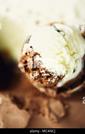 Schaufelte Vanille und Schokolade Eis Hintergrund. Sommer essen Konzept, Kopieren, Ansicht von oben. Süße Joghurt Dessert oder braun Eis Textur. Stockfoto