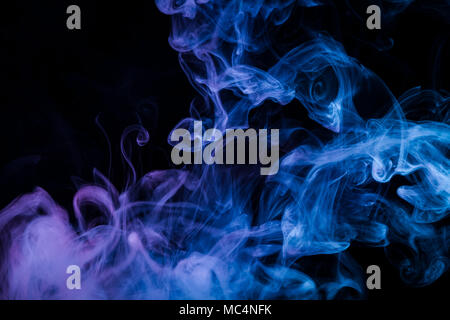 Dicke bunte Rauch blau und violett auf einem schwarzen Hintergrund isoliert. Hintergrund aus dem Rauch von vape Stockfoto