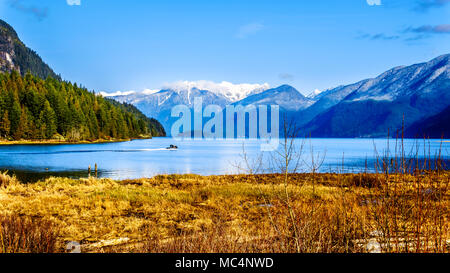 Angeln Boot oben Rubrik Pitt See mit den schneebedeckten Gipfeln des Goldenen Ohren gellen Peak und andere Gipfel der Coast Mountains Stockfoto