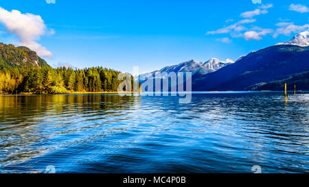 Pitt See mit den schneebedeckten Gipfeln des Goldenen Ohren gellen Peak und anderen Gipfeln der umliegenden Coast Mountains Stockfoto