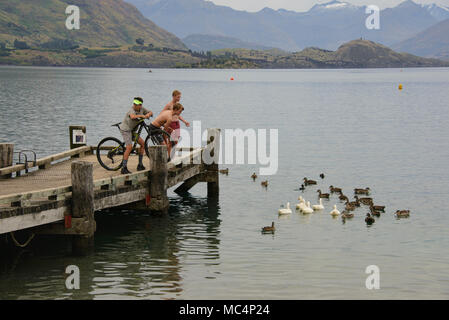 Kinder genießen im Sommer die wunderschöne Uferpromenade am Lake Wanaka, Wanaka, Otago, Südinsel, Neuseeland Stockfoto