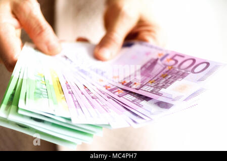 Frau Hände halten Euro Währung geld Banknoten. Zahlung und Cash-Konzept. Platz kopieren Stockfoto