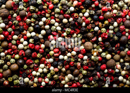 Pfeffer Gewürz Textur. Bunte Pfefferkörner, Mix aus bunten Körnern. Zutaten zum Kochen, Ansicht von oben Stockfoto