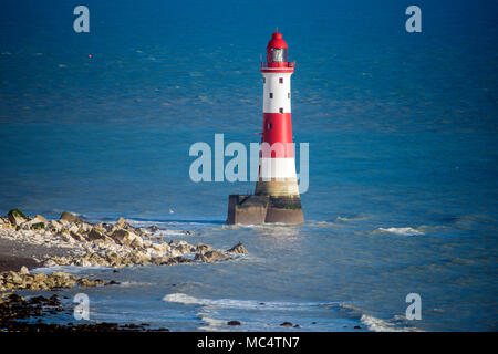 Blick auf die berühmte Beachy Head Leuchtturm in der Nähe von Eastbourne, East Sussex, England Stockfoto