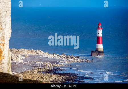 Blick auf die berühmte Beachy Head Leuchtturm in der Nähe von Eastbourne, East Sussex, England Stockfoto