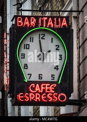 Bar Italia Soho London - Leuchtreklame außerhalb der berühmten Bar Italia Cafe in der Frith Street im Londoner Stadtteil Soho Entertainment Stockfoto