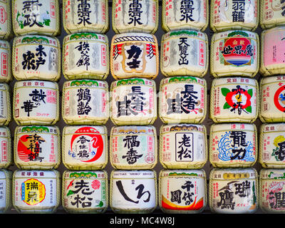 Tokyo Japan - Sake Fässer am Meiji Jingu Schrein In Tokio, Japan Stockfoto