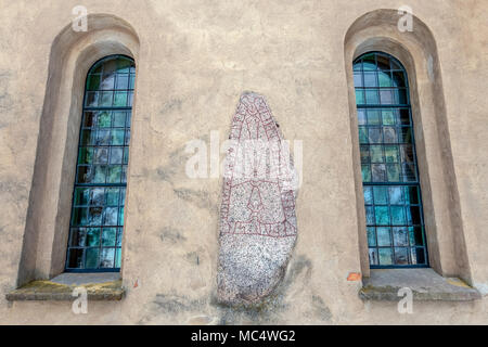 Heda Kirche ist im 12. Jahrhundert erbaut und verfügt über zwei Rune Stein in den Außenwänden Stockfoto