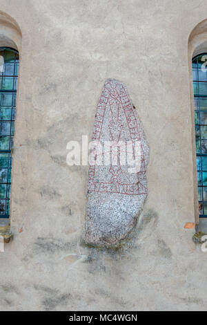 Heda Kirche ist im 12. Jahrhundert erbaut und verfügt über zwei Rune Stein in den Außenwänden Stockfoto