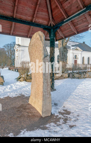 Die Rok-runenstein ist einzigartig und hat Runen auf alle sichtbaren Seiten Stockfoto