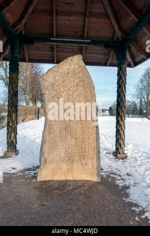 Die Rok-runenstein ist einzigartig und hat Runen auf alle sichtbaren Seiten Stockfoto