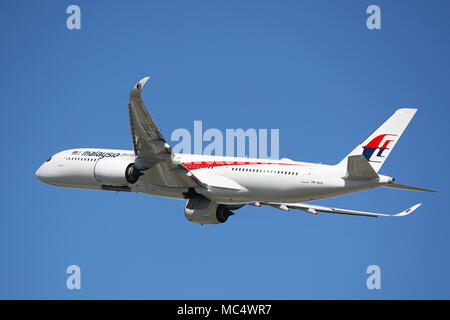 Malaysia Airlines Airbus A350-900 9M-MAB Weg von London Heathrow Flughafen, Großbritannien Stockfoto