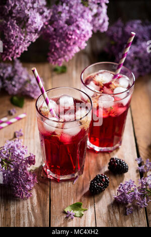 Blackberry Limonade mit Lavendel auf einem vintage Hintergrund. Stockfoto