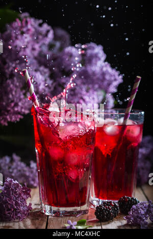 Blackberry Limonade mit Lavendel auf einem vintage Hintergrund. Stockfoto