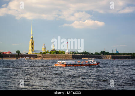 Touristische Bootsfahrt auf der Newa vor der Peter und Paul Festung und St. Peter und Paul Kathedrale, St. Petersburg, Russland Stockfoto