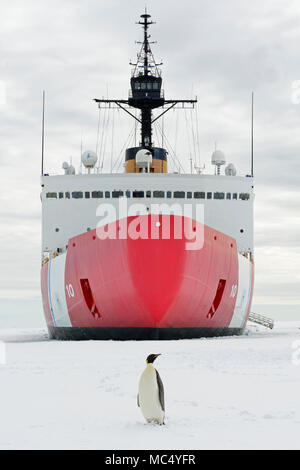 Ein Kaiser Pinguin posiert für ein Foto vor der Coast Guard Cutter Polar Star im McMurdo Sound in der Nähe der Antarktis am Mittwoch, Januar 10, 2018. Die Crew des Seattle-based Polar Star ist auf dem Weg in die Antarktis zur Unterstützung der Operation Deep Freeze 2018, Beitrag für das US-Militär an die National Science Foundation verwalteten US Antarctic Program. U.S. Coast Guard Foto von Chief Petty Officer Nick Ameen. Stockfoto