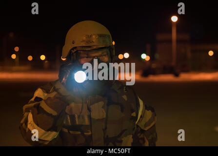 Senior Airman Bradley Veley, 55 Logistik Bereitschaft Squadron Brennstoffe Management Flug Verteilung operator, posiert für ein Foto während der Betriebsbereitschaft Übung in Offutt Air Force Base, Jan. 23, 2018. Erze sind Übungen zu honen bekämpfen Bereitschaft gerichtet, und die Flieger Bereitstellung - wie Erfahrungen in Ihrem Haus Station zu erhalten. (U.S. Air Force Foto von älteren Flieger Jakob Skovo) Stockfoto