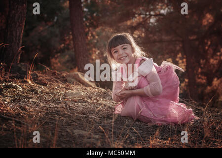 Süße kleine Mädchen in den Wald Stockfoto