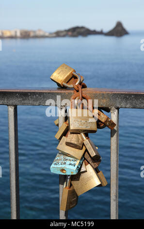 Liebe Schlösser Aci Trezza Catania Sizilien Italien Stockfoto