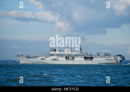 HMS Ocean (L 12) Amphibisches Schiff, Hubschrauber carrier und flotte Flaggschiff der Royal Navy in den Solent nur Wochen vor stillgelegt wird. Stockfoto