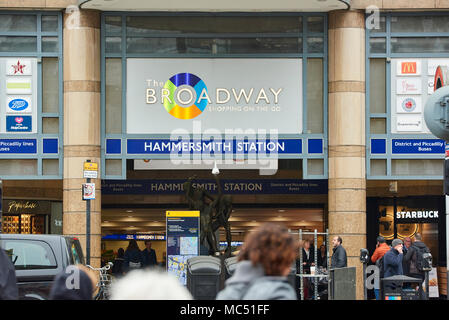 Eingang zum Broadway Shopping Centre, wo man der Access Points bis zur Hammersmith Station befindet. Stockfoto