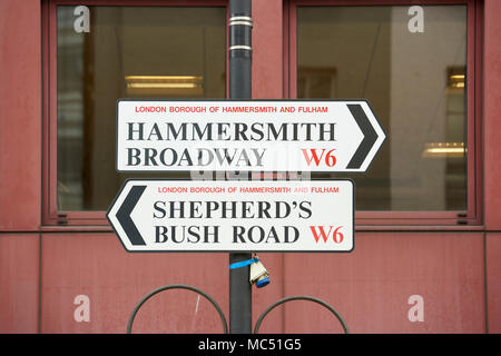 Straßenschild in Richtung Hammersmith und Shepherds Bush, sowohl im Londoner Stadtteil Hammersmith und Fulham entfernt. Stockfoto