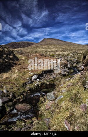 Caherconree Berg aus der Nähe von Keel, Dingle Halbinsel Stockfoto