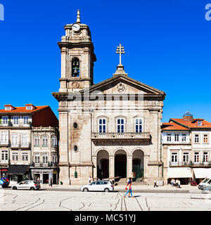 GUIMARAES, PORTUGAL - 11. Juli: toural Square (Largo do Toural) ist eine der zentralen und wichtigen Plätzen am 11. Juli 2014 in Guimaraes, Portug Stockfoto