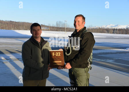 Luftwaffe Oberstleutnant Christopher Miller, 302Nd Fighter Squadron Commander und F-22 Raptor Pilot, ist mit einer Plakette durch Vertreter von Lockheed-Martin seinen 1,000. Hervorhebung h-Meilenstein vorgestellt. (U.S. Air Force Foto von Tech Sgt. Mike Campbell/Freigegeben) Stockfoto