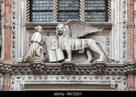 Statue des Dogen und geflügelte Löwe oberhalb der "Porta della Carta" der Dogenpalast in Venedig, Italien Stockfoto