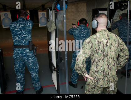 EVERETT, Washington (Jan. 31, 2018) - Senior Chief Master-at-Arms Steve E. Batterson zugeordnet Marine Region Nordwesten finden Befehl Komponente (NAVREG NW RCC), wirkt als der Bereich Sicherheit Offizier während des Befehls halbjährliche Waffen Qualifikation, an der Naval Station Everett (NSE). NAVREG NW RCC bietet volle Unterstützung der Marine Reserve, durch die Verwaltung 16 Navy Operational Support Centers (Nosc) in 11 Staaten, die in der Unterstützung von mehr als 4.000 bohren Marine Reservist. (U.S. Marine Foto von Mass Communication Specialist 1. Klasse Kleynia R. McKnight/Release) Stockfoto