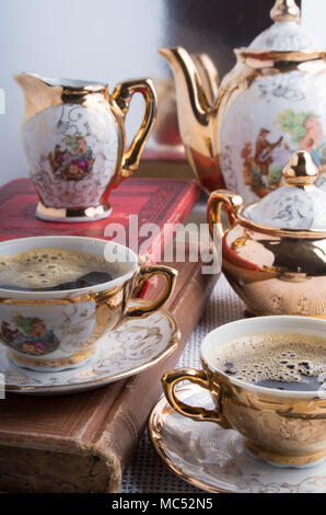 Antike Kaffee-Porzellantassen mit heißem Espresso und Geschirr aus dem 19. Jahrhundert Deutsch Bayern Stockfoto