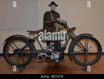 Der erste Weltkrieg war ein globaler Konflikt zwischen den europäischen Großmächten und den Vereinigten Staaten von 1914 bis 1918. Am 26. Januar 2018 wurden in Mestre, Italien, eine originale, renovierte Rote-Kreuz-Uniform und ein Motorrad aus dieser Zeit während einer Zeremonie zu Ehren zweier an der italienischen Front getöteter amerikanischer Roter-Kreuz-Mitglieder ausgestellt. Das Archivbild zeichnet historische Artefakte auf, die mit dem medizinischen Dienst während des Krieges in Zusammenhang stehen. Stockfoto