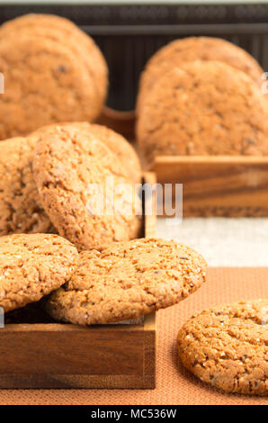 Viele von Haferflocken Cookies in zwei Holzkisten auf braunem Stoff Blur und flache Tiefenschärfe Stockfoto