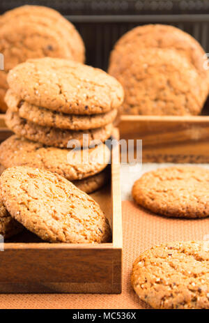 Gruppe von Haferflocken Cookies in zwei Holzkisten auf braunem Stoff Blur und flache Tiefenschärfe Stockfoto