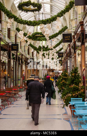 Weihnachten Shopper in die Royal Arcade in Norwich, Norfolk, England, Großbritannien Stockfoto