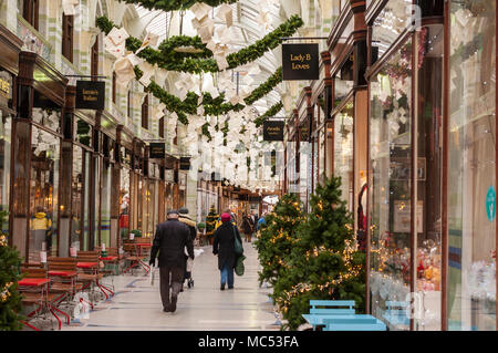 Weihnachten Shopper in die Royal Arcade in Norwich, Norfolk, England, Großbritannien Stockfoto