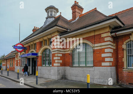 Barkingside, Ilford, Essex, Großbritannien - 6. April 2018: Außenansicht des Barkingside U-Bahnstation mit einem Passagier vom Eingang. Stockfoto