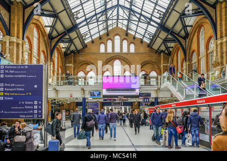 Liverpool Street, London, UK - April 6, 2018: Wide Angle Shot von Mainline Station mit vielen Passagieren. Stockfoto