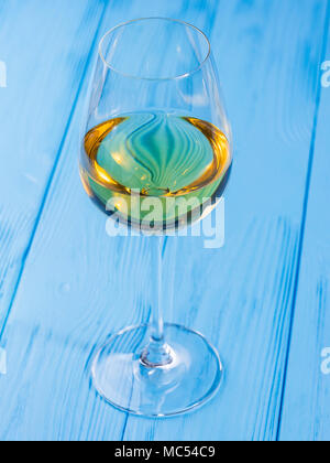 Glas weiss Wein auf Vintage shabby Blau hölzernen Tisch im Restaurant Stockfoto