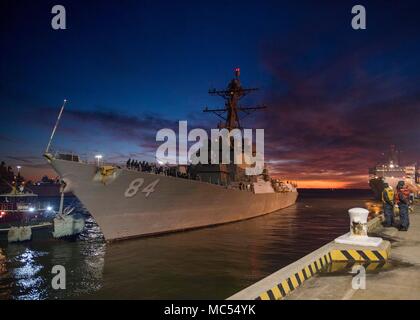 180131-N-SG 189-0131 Norfolk, VA. (Jan 31, 2018) Die geführte Anti-raketen-Zerstörer USS Bulkeley (DDG84) fährt Naval Station Norfolk. Bulkeley ist unterwegs für Composite Trainingsgerät Übung (COMPTUEX), die die Fähigkeit der Streik Gruppe wertet als Ganzes Anhaltende Kampfhandlungen aus dem Meer zu tragen - letztlich die Zertifizierung der Harry S. Truman Carrier Strike Group für die Bereitstellung. (U.S. Marine Foto von Mass Communication Specialist Seaman Keith Wilson/Freigegeben) Stockfoto