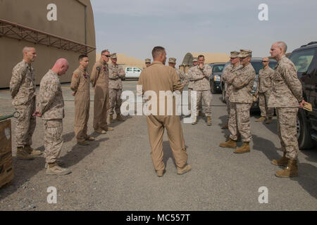 Unbekannten ORT, Naher Osten - US Marine Oberstleutnant Brian N. Clifton, kommandierender Offizier der Marine Medium Tiltrotor Squadron 363, Special Purpose Marine Air-Ground - Task Force - Krisenmanagement - Central Command Schriftsatz Führer auf die Fähigkeiten der Einheiten, Jan. 26, 2018. Marine Corps Forces Central Command Führung besucht SPMAGTF-CR-CC als Teil einer größeren Tour der Bereich Marine Corps Forces Central Command der Verantwortung. Stockfoto