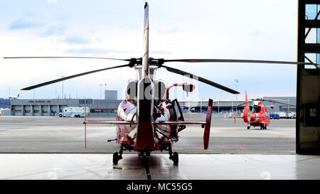MH-65 Dolphin ist ein zweimotoriger Eurocopter HH-65 Dolphin Hubschrauber, der von der United States Coast Guard für Such- und Rettungseinsätze und Heimatschutzmissionen betrieben wird. Am 30. Januar 2018 fuhr ein Flugzeug der Air Station Atlantic City von einem Hangar in Washington, D.C. aus, um die National Capital Region Air Defense Facility und NORAD während der Sicherheitsoperationen des Staates der Union zu unterstützen. Das Archivbild dokumentiert die Verfahren zur Bodenbewegung. Stockfoto
