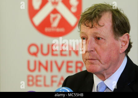 Herrn David Trimble, dem früheren Ulster Unionist Party Leader spricht während einer Pressekonferenz an der Queen's University Belfast, Dienstag, April 10th, 2018. Dienstag kennzeichnet 20 Jahre da Politiker aus Nordirland und den britischen und irischen Regierungen vereinbart, was als das Karfreitagsabkommen bekannt wurde. Es war der Höhepunkt eines Friedensprozesses die suchte, bis 30 Jahre, von den Unruhen Ende. Zwei Jahrzehnte auf, der Northern Ireland Assembly in einer bitteren Atmosphäre zwischen den beiden wichtigsten Parteien ausgesetzt. Stockfoto