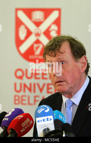 Herrn David Trimble, dem früheren Ulster Unionist Party Leader spricht während einer Pressekonferenz an der Queen's University Belfast, Dienstag, April 10th, 2018. Dienstag kennzeichnet 20 Jahre da Politiker aus Nordirland und den britischen und irischen Regierungen vereinbart, was als das Karfreitagsabkommen bekannt wurde. Es war der Höhepunkt eines Friedensprozesses die suchte, bis 30 Jahre, von den Unruhen Ende. Zwei Jahrzehnte auf, der Northern Ireland Assembly in einer bitteren Atmosphäre zwischen den beiden wichtigsten Parteien ausgesetzt. Stockfoto