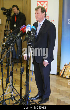 Herrn David Trimble, dem früheren Ulster Unionist Party Leader spricht während einer Pressekonferenz an der Queen's University Belfast, Dienstag, April 10th, 2018. Dienstag kennzeichnet 20 Jahre da Politiker aus Nordirland und den britischen und irischen Regierungen vereinbart, was als das Karfreitagsabkommen bekannt wurde. Es war der Höhepunkt eines Friedensprozesses die suchte, bis 30 Jahre, von den Unruhen Ende. Zwei Jahrzehnte auf, der Northern Ireland Assembly in einer bitteren Atmosphäre zwischen den beiden wichtigsten Parteien ausgesetzt. Stockfoto