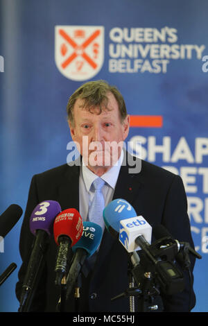 Herrn David Trimble, dem früheren Ulster Unionist Party Leader spricht während einer Pressekonferenz an der Queen's University Belfast, Dienstag, April 10th, 2018. Dienstag kennzeichnet 20 Jahre da Politiker aus Nordirland und den britischen und irischen Regierungen vereinbart, was als das Karfreitagsabkommen bekannt wurde. Es war der Höhepunkt eines Friedensprozesses die suchte, bis 30 Jahre, von den Unruhen Ende. Zwei Jahrzehnte auf, der Northern Ireland Assembly in einer bitteren Atmosphäre zwischen den beiden wichtigsten Parteien ausgesetzt. Stockfoto